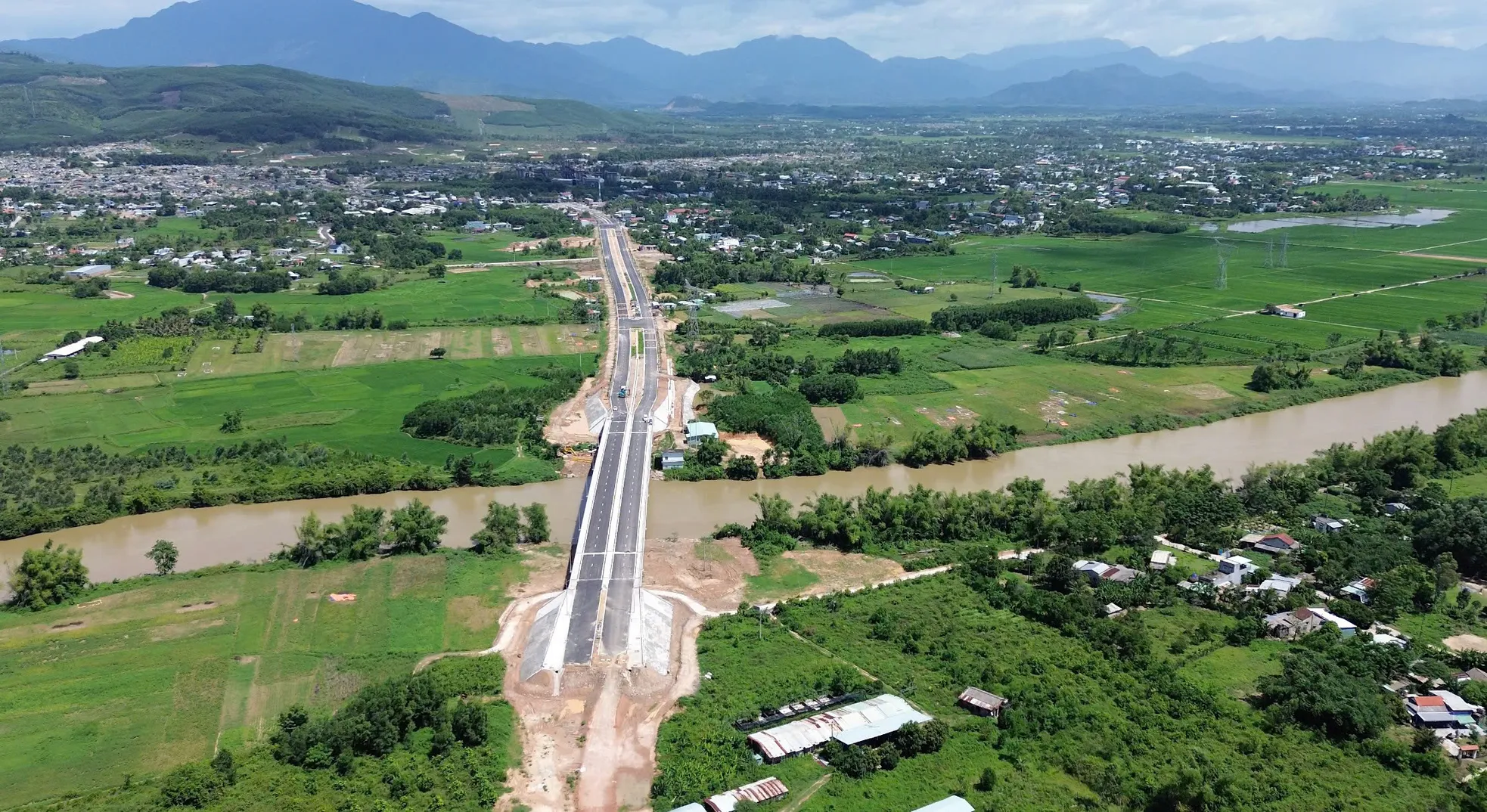 Cầu hơn 270 tỷ đồng ở Đà Nẵng thi công xong 'nằm chờ' đường dẫn- Ảnh 4. Cầu hơn 270 tỷ đồng ở Đà Nẵng thi công xong 'nằm chờ' đường dẫn- Ảnh 4.