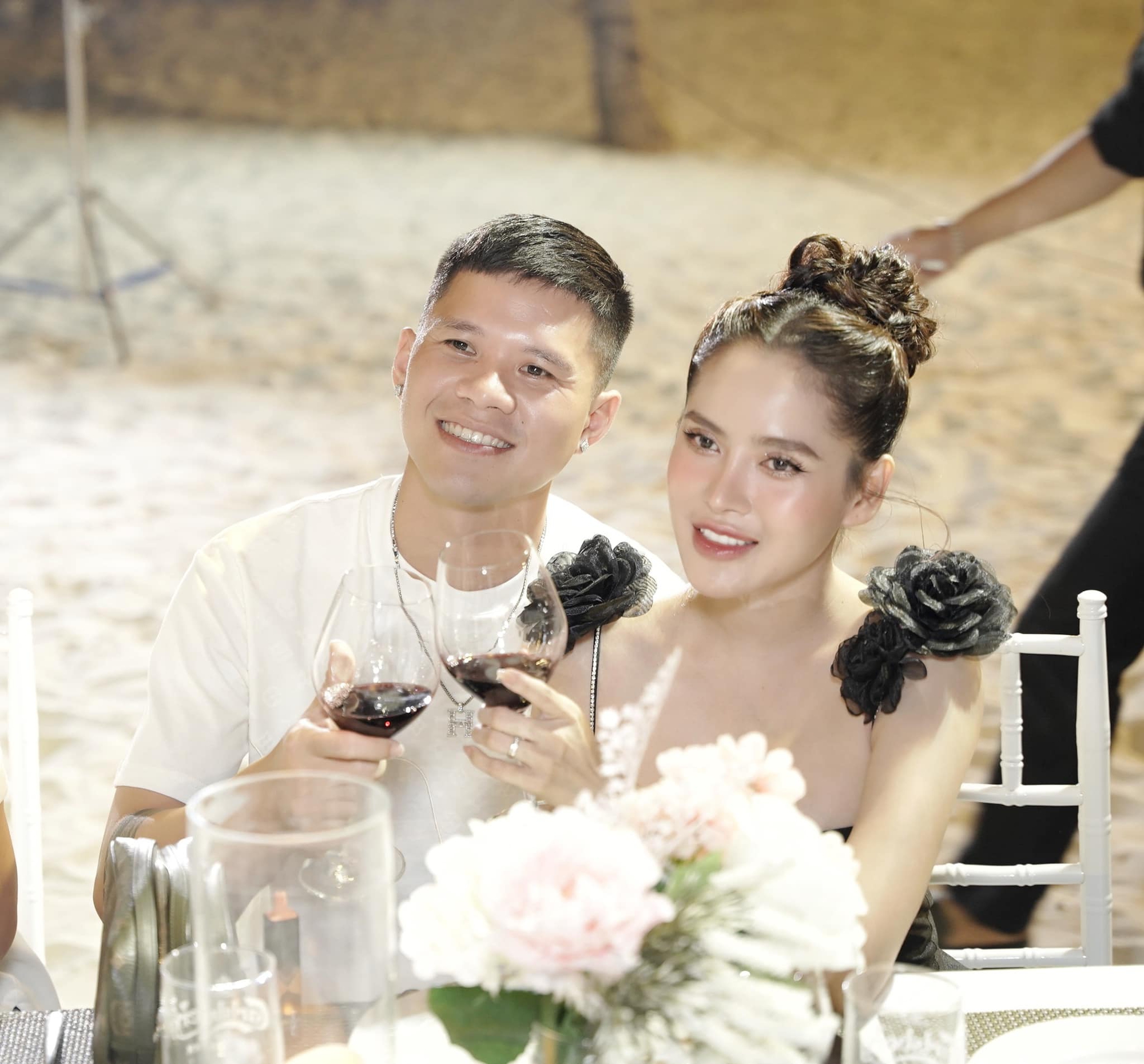 Trung vệ ĐT Việt Nam cưới mẹ đơn thân Quảng Ninh, nàng WAG 3 lần sinh nở vóc dáng vẫn nuột nà, visual sáng bừng- Ảnh 6. Trung vệ ĐT Việt Nam cưới mẹ đơn thân Quảng Ninh, nàng WAG 3 lần sinh nở vóc dáng vẫn nuột nà, visual sáng bừng- Ảnh 6.