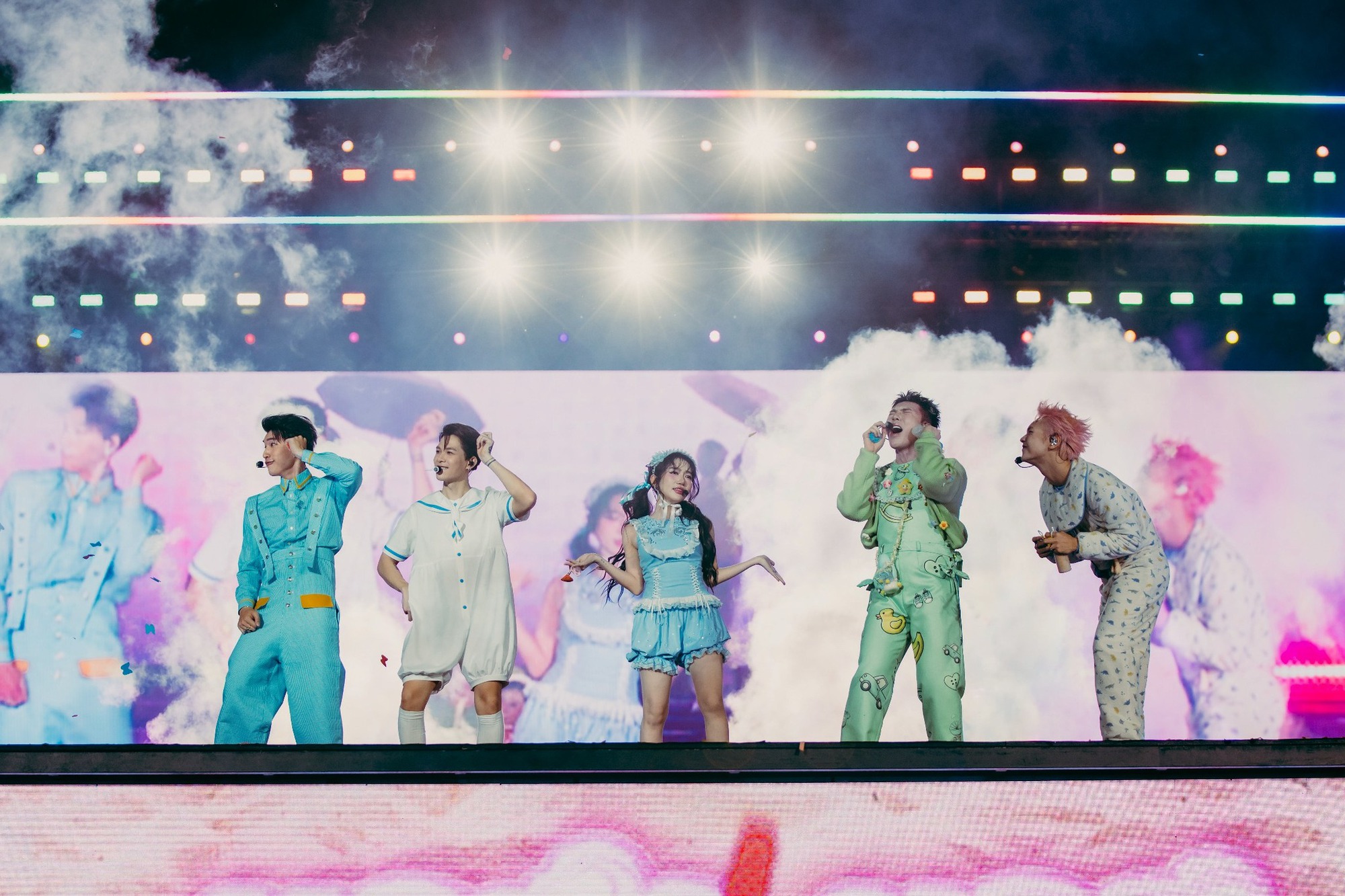 Chuyện gì đang diễn ra? Các thương hiệu gà rán, cà phê đồng loạt chi tiền khủng để làm concert- Ảnh 1. Chuyện gì đang diễn ra? Các thương hiệu gà rán, cà phê đồng loạt chi tiền khủng để làm concert- Ảnh 1.