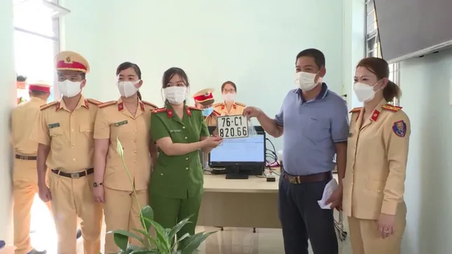 Hai đầu số – Một tỉnh mới: Biển 76 và 82 cùng song hành trên đường Quảng Ngãi- Ảnh 2. Hai đầu số – Một tỉnh mới: Biển 76 và 82 cùng song hành trên đường Quảng Ngãi- Ảnh 2.