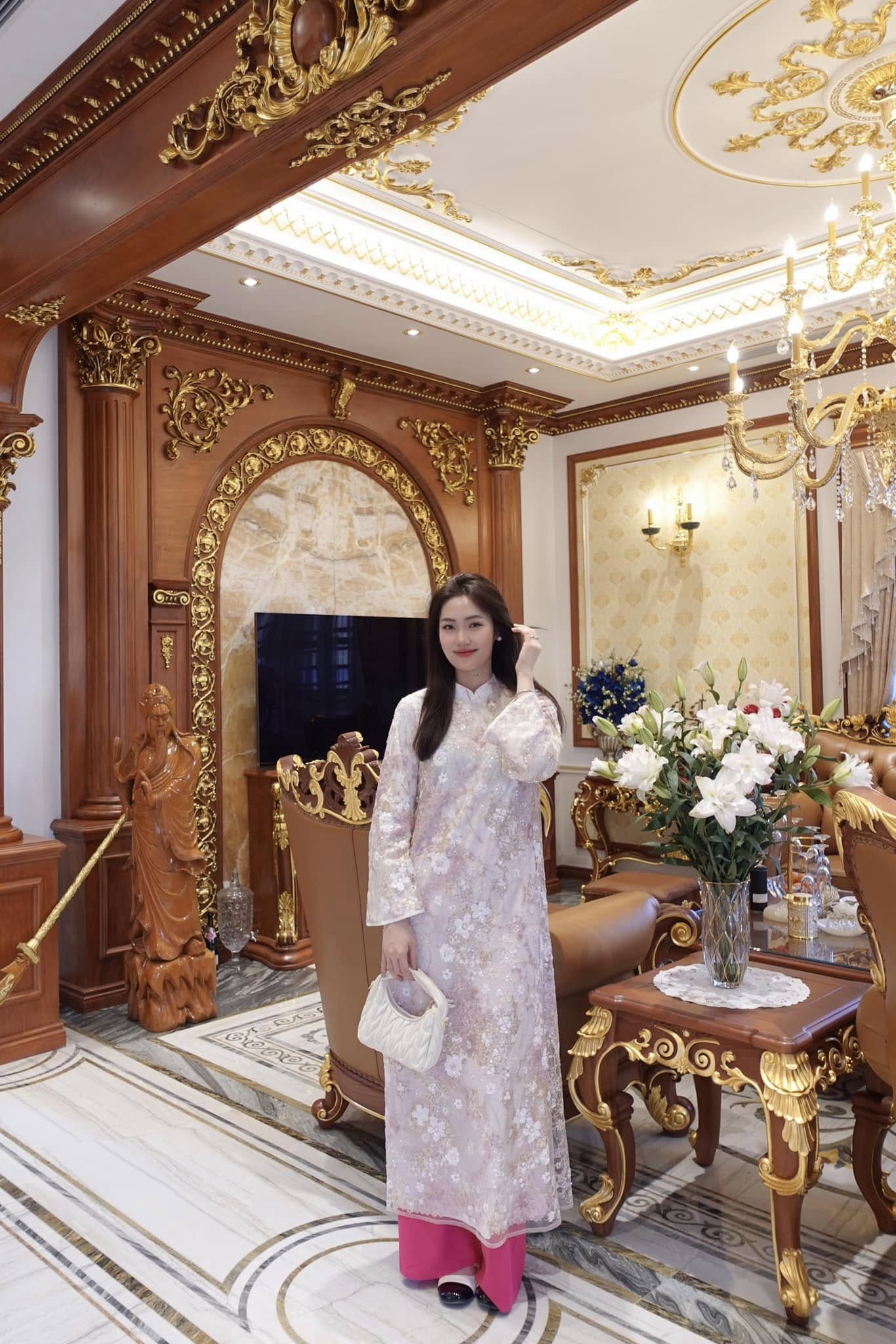 Hoa khôi bóng chuyền Việt Hương làm dâu hào môn, sống ở dinh thự bỗng Hoa khôi bóng chuyền Việt Hương làm dâu hào môn, sống ở dinh thự bỗng