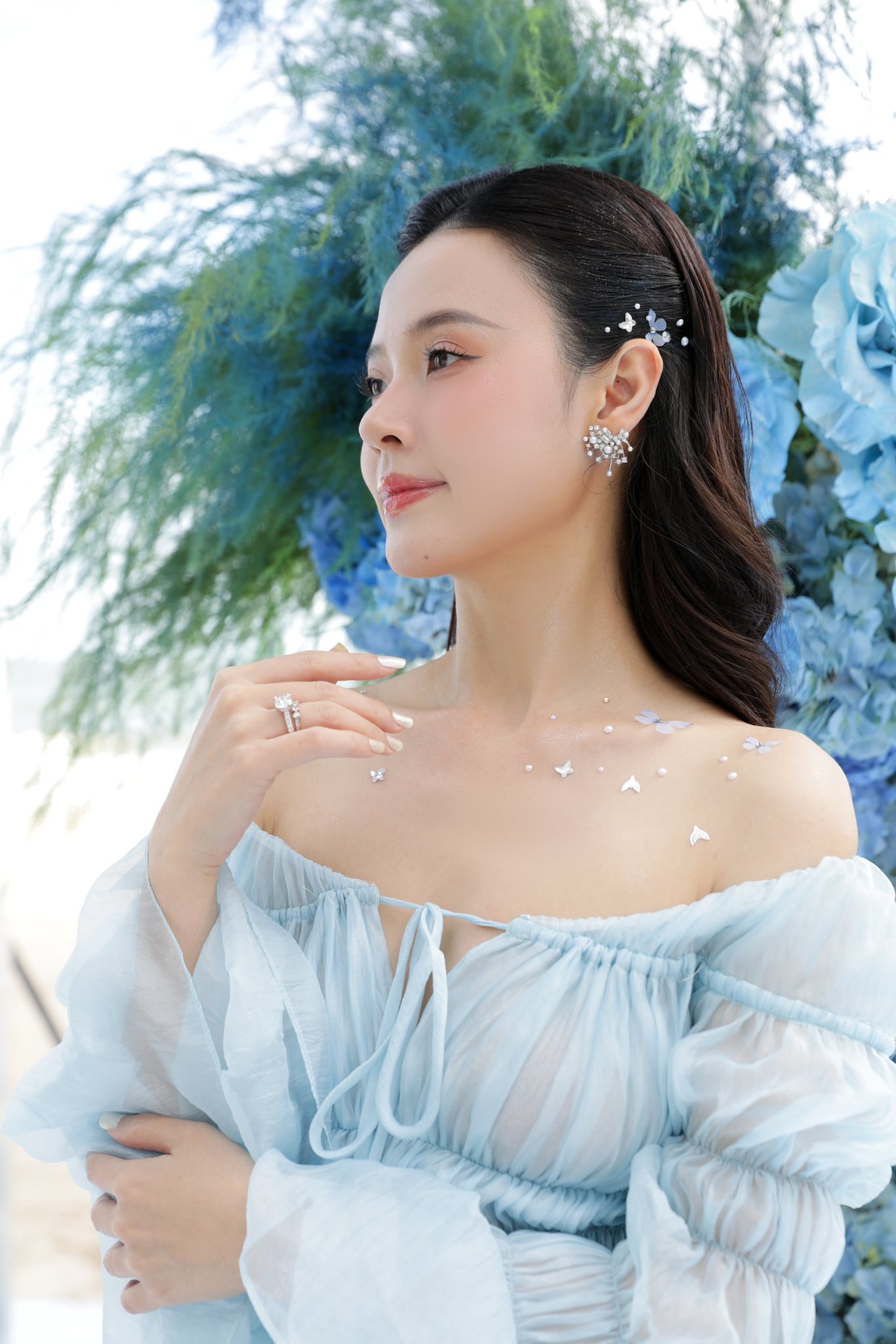 Nàng dâu hào môn Hương Liên hóa tiên tử nhờ bảo bối này, hóa ra cũng được Midu sử dụng trong dịp kỷ niệm 1 năm ngày cưới- Ảnh 2. Nàng dâu hào môn Hương Liên hóa tiên tử nhờ bảo bối này, hóa ra cũng được Midu sử dụng trong dịp kỷ niệm 1 năm ngày cưới- Ảnh 2.