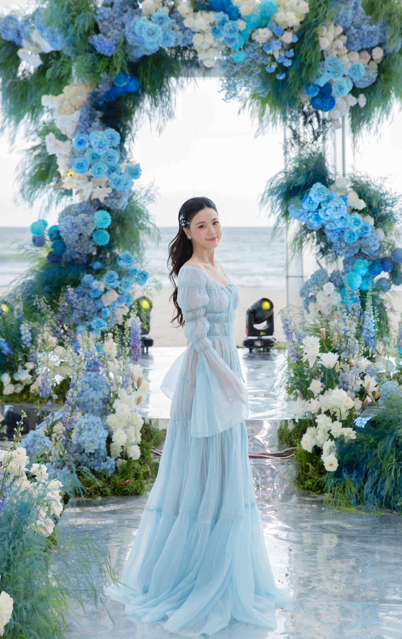 Nàng dâu hào môn Hương Liên hóa tiên tử nhờ bảo bối này, hóa ra cũng được Midu sử dụng trong dịp kỷ niệm 1 năm ngày cưới- Ảnh 3. Nàng dâu hào môn Hương Liên hóa tiên tử nhờ bảo bối này, hóa ra cũng được Midu sử dụng trong dịp kỷ niệm 1 năm ngày cưới- Ảnh 3.