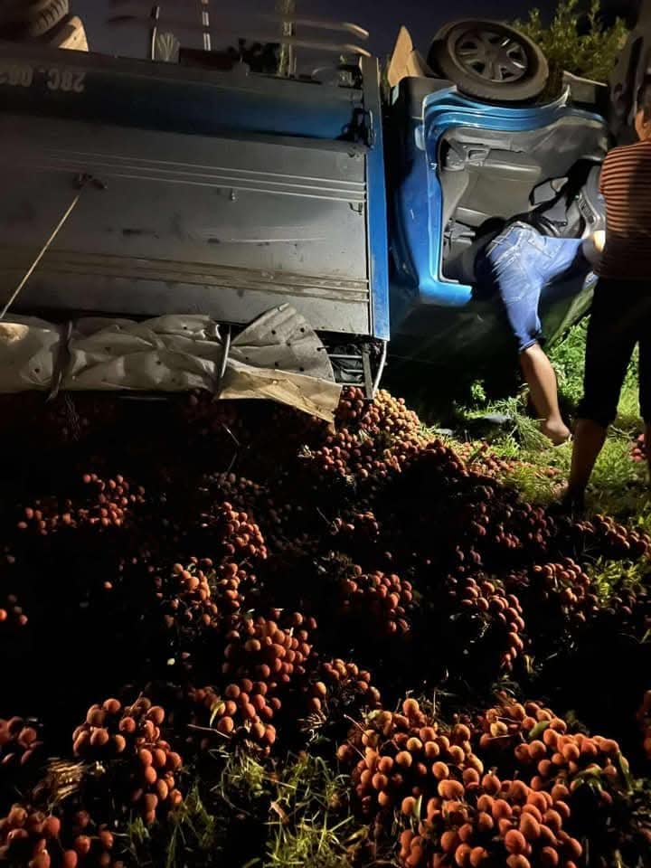 Vụ xe vải lật bị người dân "hôi của": Chủ xe nói "các bác ơi đây là vải của cháu" nhưng không ai quan tâm- Ảnh 2. Vụ xe vải lật bị người dân "hôi của": Chủ xe nói "các bác ơi đây là vải của cháu" nhưng không ai quan tâm- Ảnh 2.