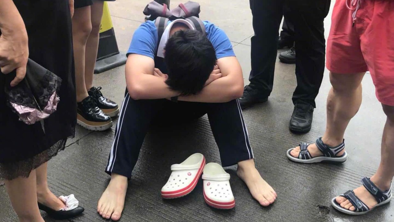 Tra điểm thi đại học, nam sinh ngồi sụp xuống vì kết quả 0 điểm, thầy giáo bên cạnh lại cười phá lên rồi vỗ tay ầm ĩ- Ảnh 2.