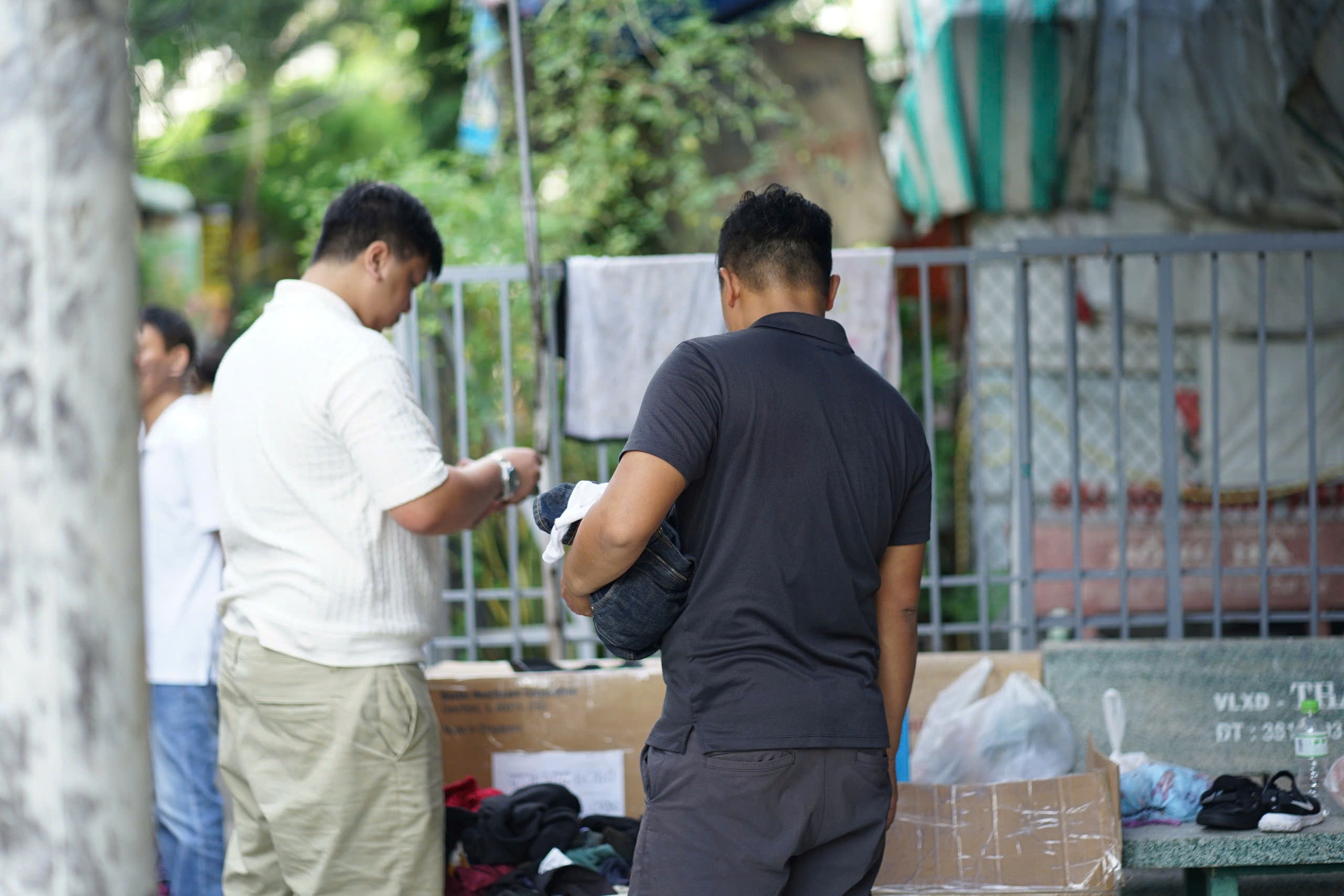 Lời kể xót xa trong vụ cháy khiến 8 người chết ở TP.HCM: "Không nhà ai có lối thoát hiểm cả, chỉ có một đường vào thôi"- Ảnh 9. Lời kể xót xa trong vụ cháy khiến 8 người chết ở TP.HCM: "Không nhà ai có lối thoát hiểm cả, chỉ có một đường vào thôi"- Ảnh 9.