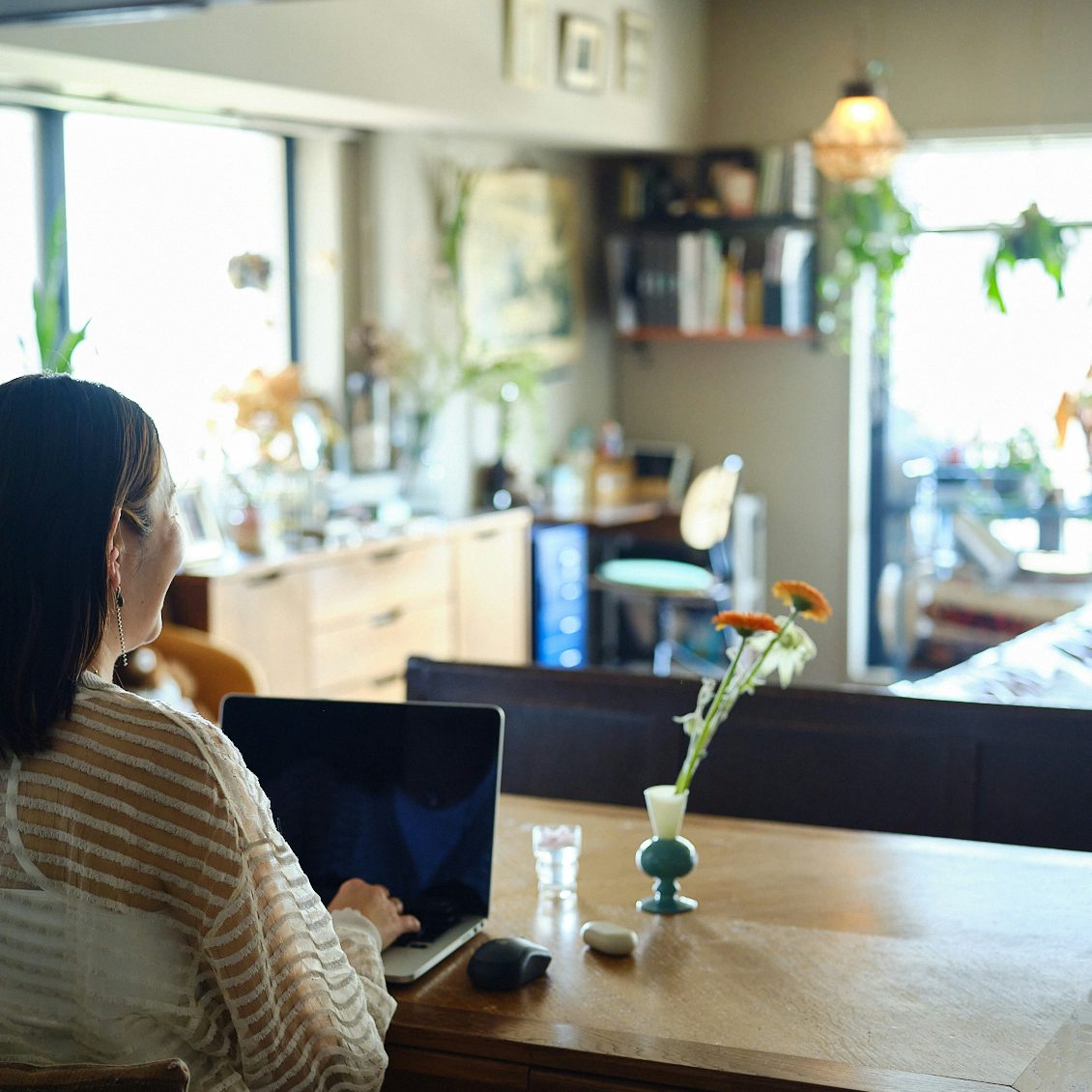 Người phụ nữ trung niên bỏ phố về quê, sống trong ngôi nhà gỗ cũ: “Tôi không còn là cỗ máy, mà là chính mình”- Ảnh 2. Người phụ nữ trung niên bỏ phố về quê, sống trong ngôi nhà gỗ cũ: “Tôi không còn là cỗ máy, mà là chính mình”- Ảnh 2.