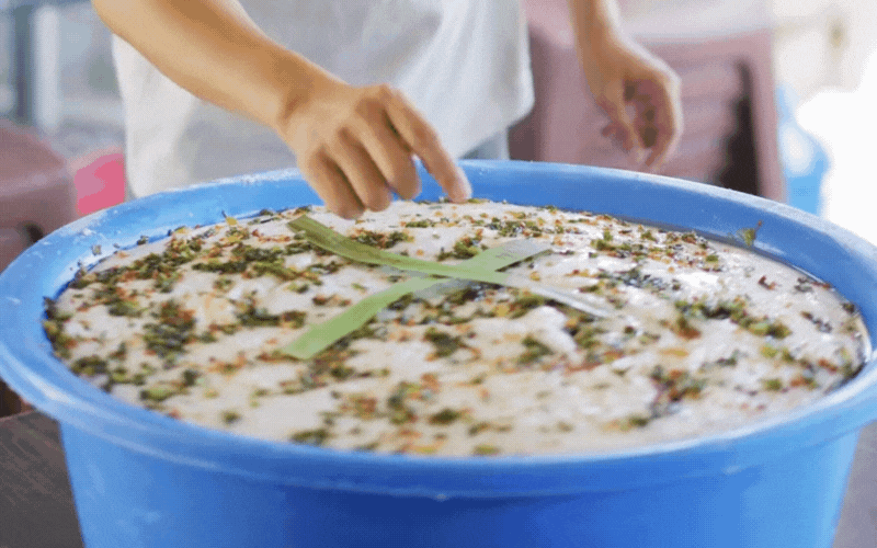 Tập tục lạ kỳ của người Huế khi nấu ăn: Đặt lá hình chữ thập lên trên món ăn để tránh bị "ngâu vọc", lý do khiến ai cũng bất ngờ- Ảnh 1. Tập tục lạ kỳ của người Huế khi nấu ăn: Đặt lá hình chữ thập lên trên món ăn để tránh bị "ngâu vọc", lý do khiến ai cũng bất ngờ- Ảnh 1.