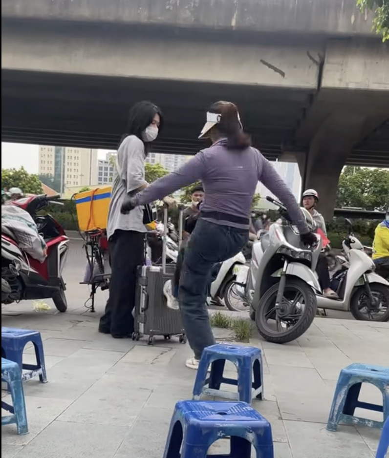Thông tin mới nhất vụ cô gái đứng trên vỉa hè bị người phụ nữ bán nước xua đuổi ở Hà Nội- Ảnh 1. Thông tin mới nhất vụ cô gái đứng trên vỉa hè bị người phụ nữ bán nước xua đuổi ở Hà Nội- Ảnh 1.