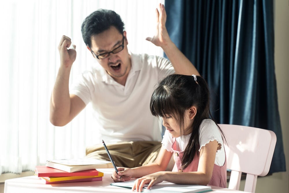 “Đến giờ vẫn có những cha mẹ ngây ngô chỉ bắt con ngồi học, hết ngoại ngữ, cờ vua, bơi lội tới đàn hát… hi vọng con có thể làm cái gì lớn lao sau này” – Chuyên gia nói thẳng: ẢO TƯỞNG!!!- Ảnh 1. “Đến giờ vẫn có những cha mẹ ngây ngô chỉ bắt con ngồi học, hết ngoại ngữ, cờ vua, bơi lội tới đàn hát… hi vọng con có thể làm cái gì lớn lao sau này” – Chuyên gia nói thẳng: ẢO TƯỞNG!!!- Ảnh 1.