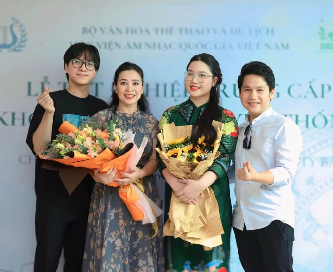'Ông hoàng nhạc đỏ' bị đồng nghiệp khui 'mỗi mùa lễ hội lại tậu một căn nhà'- Ảnh 4. 'Ông hoàng nhạc đỏ' bị đồng nghiệp khui 'mỗi mùa lễ hội lại tậu một căn nhà'- Ảnh 4.