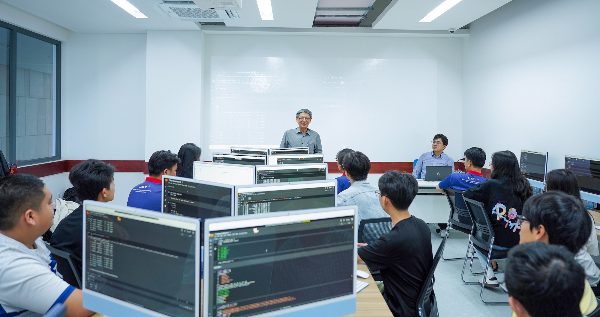 Biến động ngành công nghệ thông tin toàn cầu: Đại học dạy gì cho sinh viên?- Ảnh 1. Biến động ngành công nghệ thông tin toàn cầu: Đại học dạy gì cho sinh viên?- Ảnh 1.