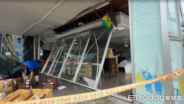 Kinh hoàng cảnh tượng bão Danas tàn phá Đài Loan (Trung Quốc): 2 người chết, hàng trăm người bị thương, hơn 3.400 người phải sơ tán- Ảnh 10. Kinh hoàng cảnh tượng bão Danas tàn phá Đài Loan (Trung Quốc): 2 người chết, hàng trăm người bị thương, hơn 3.400 người phải sơ tán- Ảnh 10.