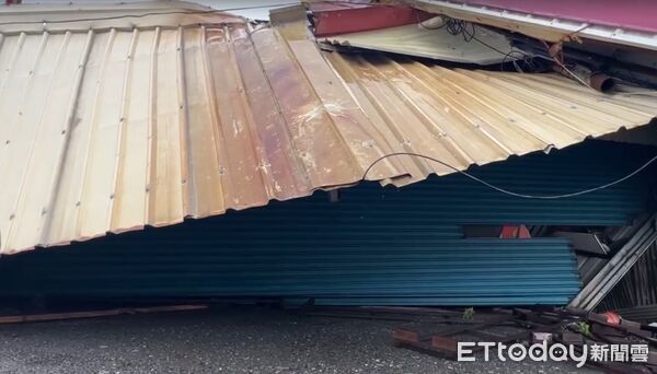 Kinh hoàng cảnh tượng bão Danas tàn phá Đài Loan (Trung Quốc): 2 người chết, hàng trăm người bị thương, hơn 3.400 người phải sơ tán- Ảnh 7. Kinh hoàng cảnh tượng bão Danas tàn phá Đài Loan (Trung Quốc): 2 người chết, hàng trăm người bị thương, hơn 3.400 người phải sơ tán- Ảnh 7.