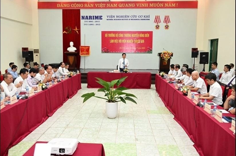 "Người khổng lồ" 63 năm tuổi đứng sau VinFast, Đức Giang sẵn sàng góp mặt tại dự án đường sắt và điện hạt nhân 100 tỷ USD- Ảnh 1. "Người khổng lồ" 63 năm tuổi đứng sau VinFast, Đức Giang sẵn sàng góp mặt tại dự án đường sắt và điện hạt nhân 100 tỷ USD- Ảnh 1.