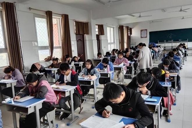 Nữ sinh quên ghi tên, ngủ gật trong phòng thi đại học vẫn đạt điểm cao nhất tỉnh, đỗ trường top đầu: Ai cũng sửng sốt khi biết nguyên do- Ảnh 2. Nữ sinh quên ghi tên, ngủ gật trong phòng thi đại học vẫn đạt điểm cao nhất tỉnh, đỗ trường top đầu: Ai cũng sửng sốt khi biết nguyên do- Ảnh 2.