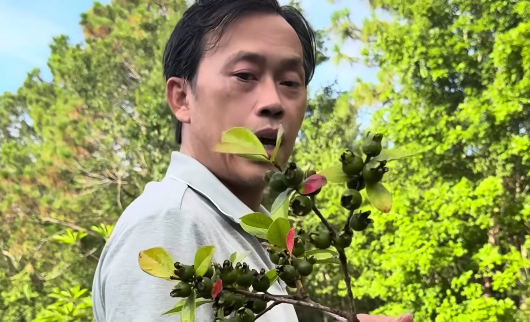 Hoài Linh thăm vườn biệt thự vài trăm m2 tại Mỹ, em trai nói: "Khác gì ở Việt Nam đâu"- Ảnh 1. Hoài Linh thăm vườn biệt thự vài trăm m2 tại Mỹ, em trai nói: "Khác gì ở Việt Nam đâu"- Ảnh 1.