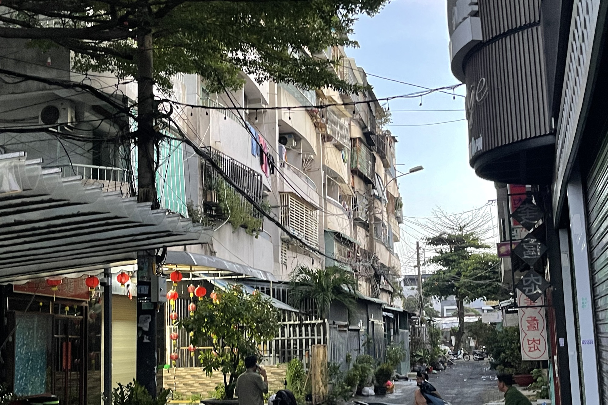 Chủ tịch UBND TP HCM Nguyễn Văn Được đến hiện trường vụ cháy khiến 8 người tử vong- Ảnh 2.