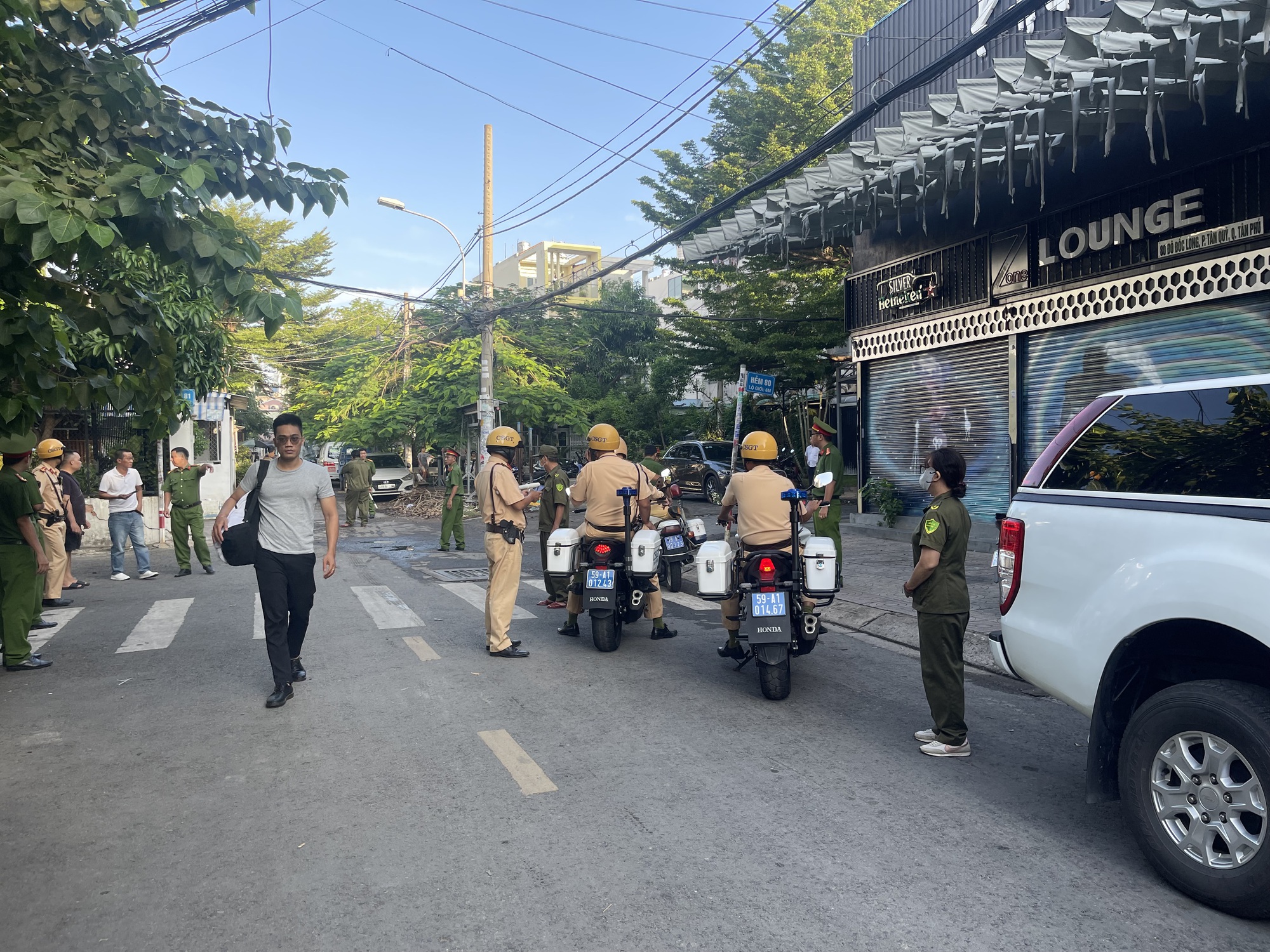 Chủ tịch UBND TP HCM Nguyễn Văn Được đến hiện trường vụ cháy khiến 8 người tử vong- Ảnh 6.