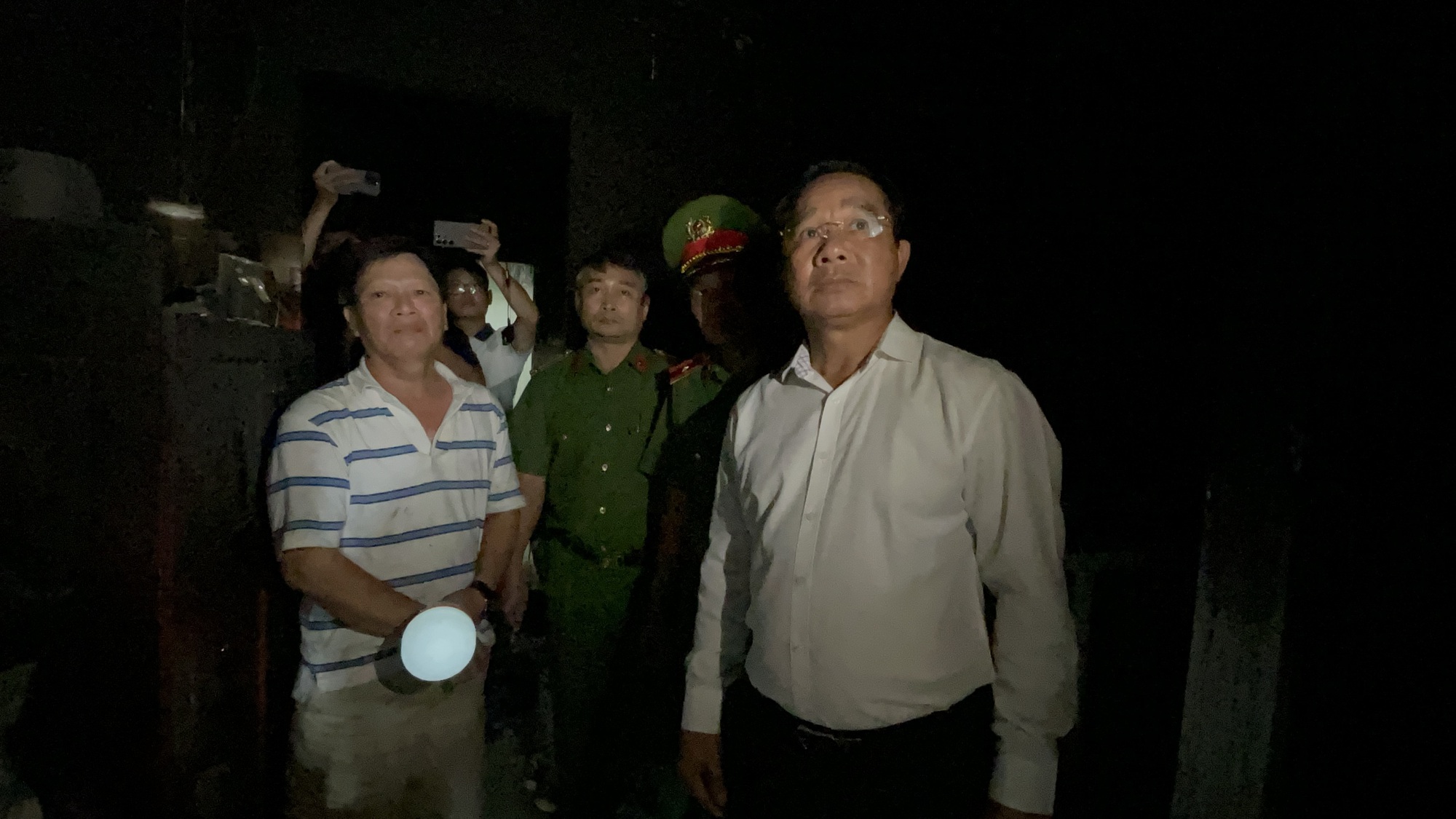 Chủ tịch UBND TP HCM Nguyễn Văn Được đến hiện trường vụ cháy khiến 8 người tử vong- Ảnh 1.