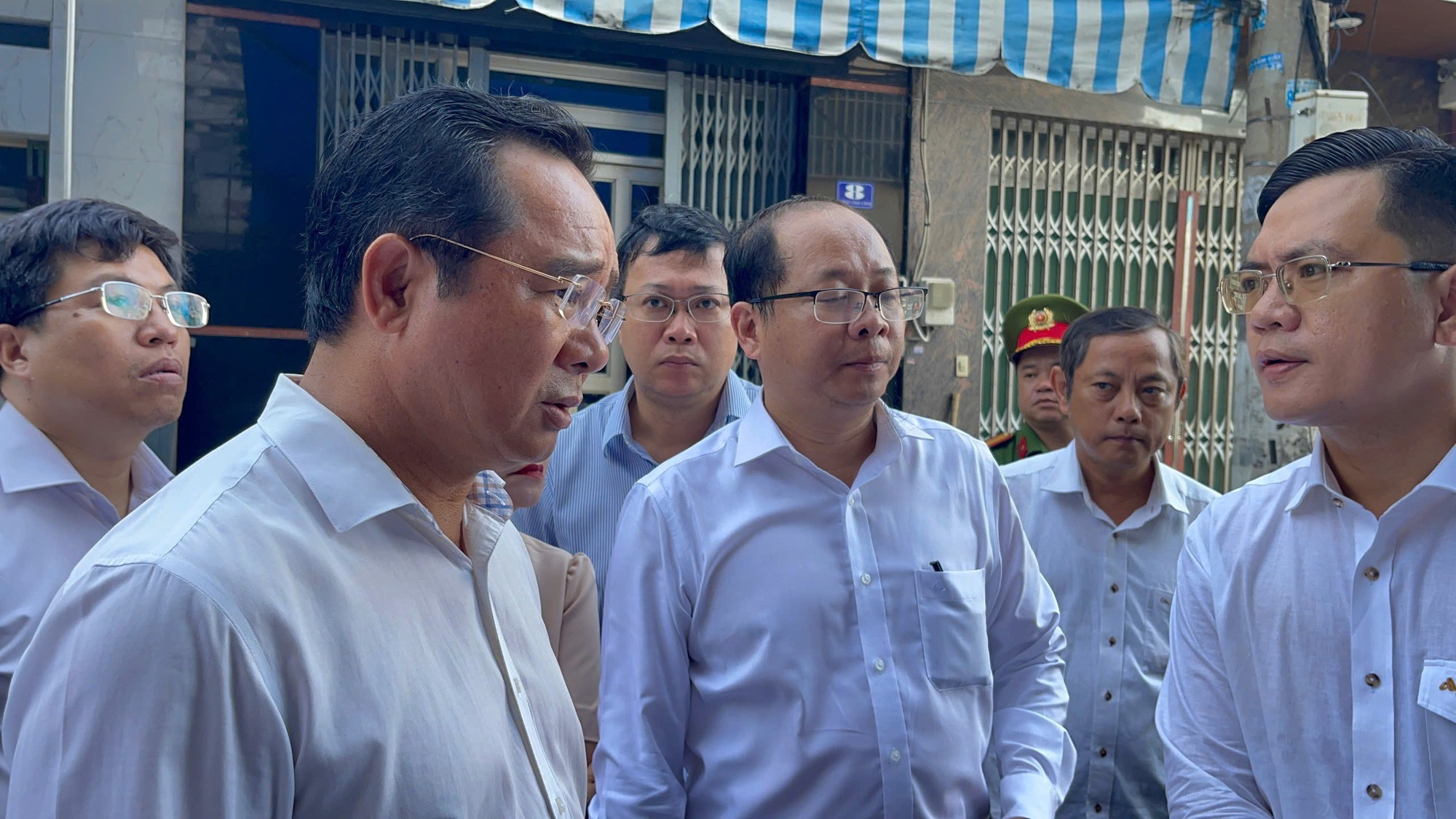 Chủ tịch UBND TP HCM Nguyễn Văn Được đến hiện trường vụ cháy khiến 8 người tử vong- Ảnh 5.
