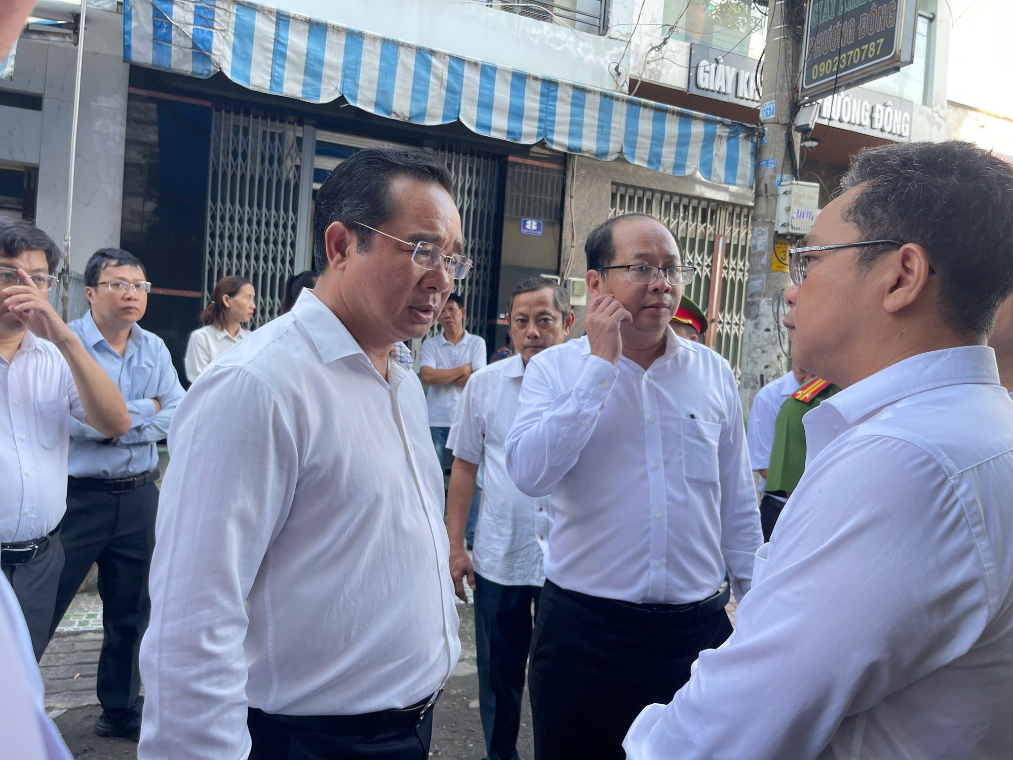 Chủ tịch UBND TP HCM Nguyễn Văn Được đến hiện trường vụ cháy khiến 8 người tử vong- Ảnh 4.