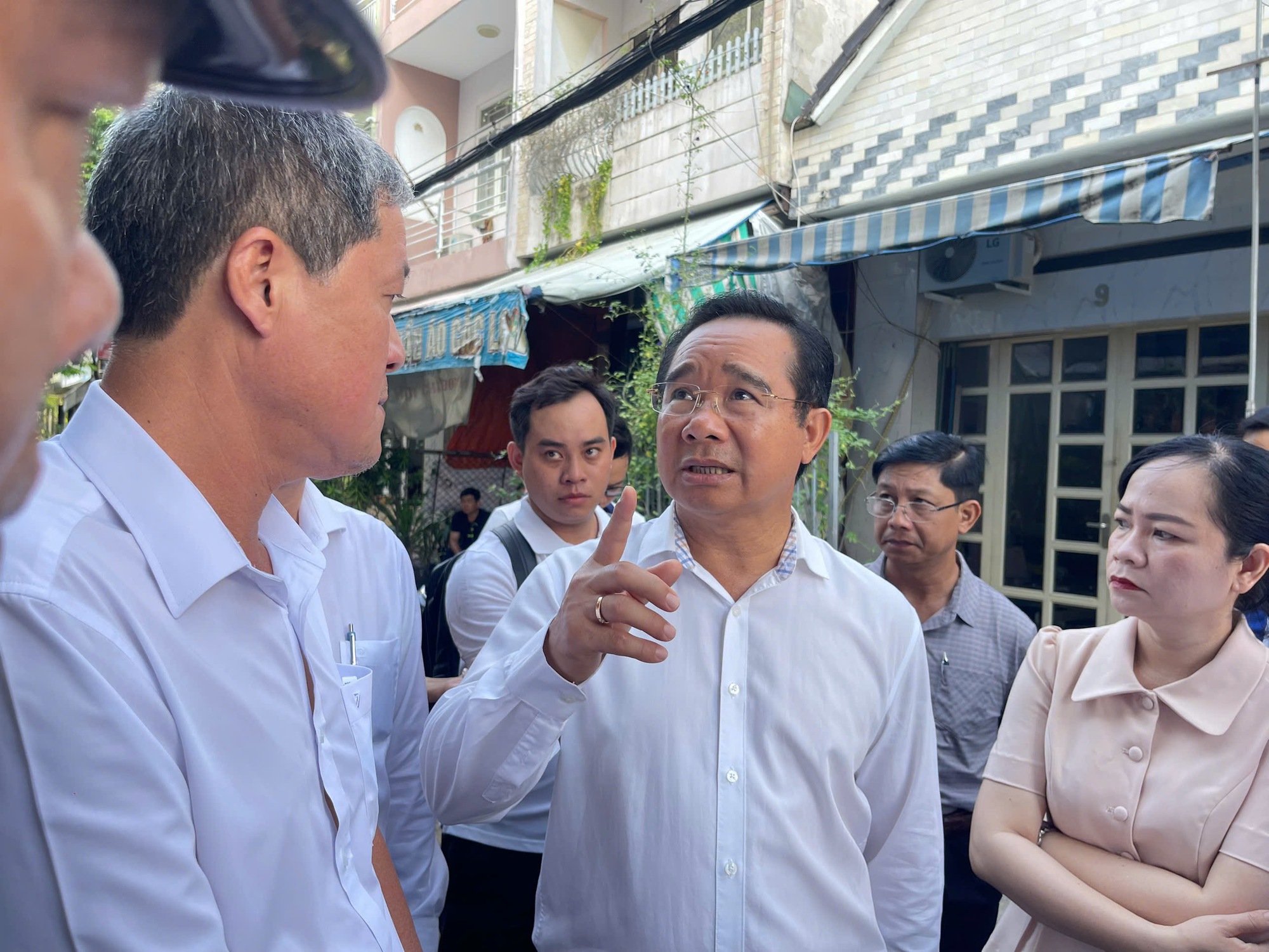 Chủ tịch UBND TP HCM Nguyễn Văn Được đến hiện trường vụ cháy khiến 8 người tử vong- Ảnh 3.