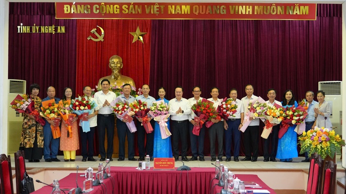 Nhiều cán bộ Tỉnh ủy xin nghỉ hưu trước tuổi- Ảnh 1. Nhiều cán bộ Tỉnh ủy xin nghỉ hưu trước tuổi- Ảnh 1.
