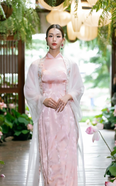 Dàn sao Việt hội tụ giữa vườn thơ của Cao Minh Tiến, xao xuyến với show thời trang trong vườn sen đẹp mộng mị- Ảnh 6. Dàn sao Việt hội tụ giữa vườn thơ của Cao Minh Tiến, xao xuyến với show thời trang trong vườn sen đẹp mộng mị- Ảnh 6.
