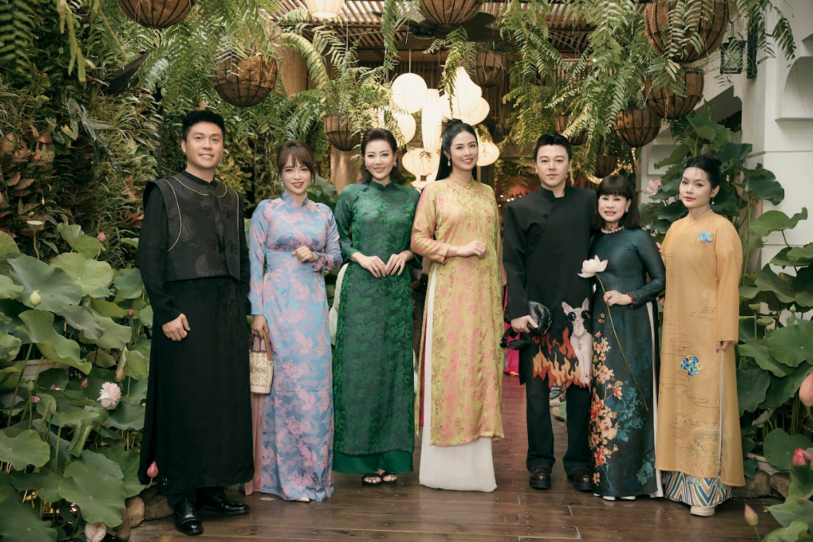 Dàn sao Việt hội tụ giữa vườn thơ của Cao Minh Tiến, xao xuyến với show thời trang trong vườn sen đẹp mộng mị- Ảnh 1. Dàn sao Việt hội tụ giữa vườn thơ của Cao Minh Tiến, xao xuyến với show thời trang trong vườn sen đẹp mộng mị- Ảnh 1.