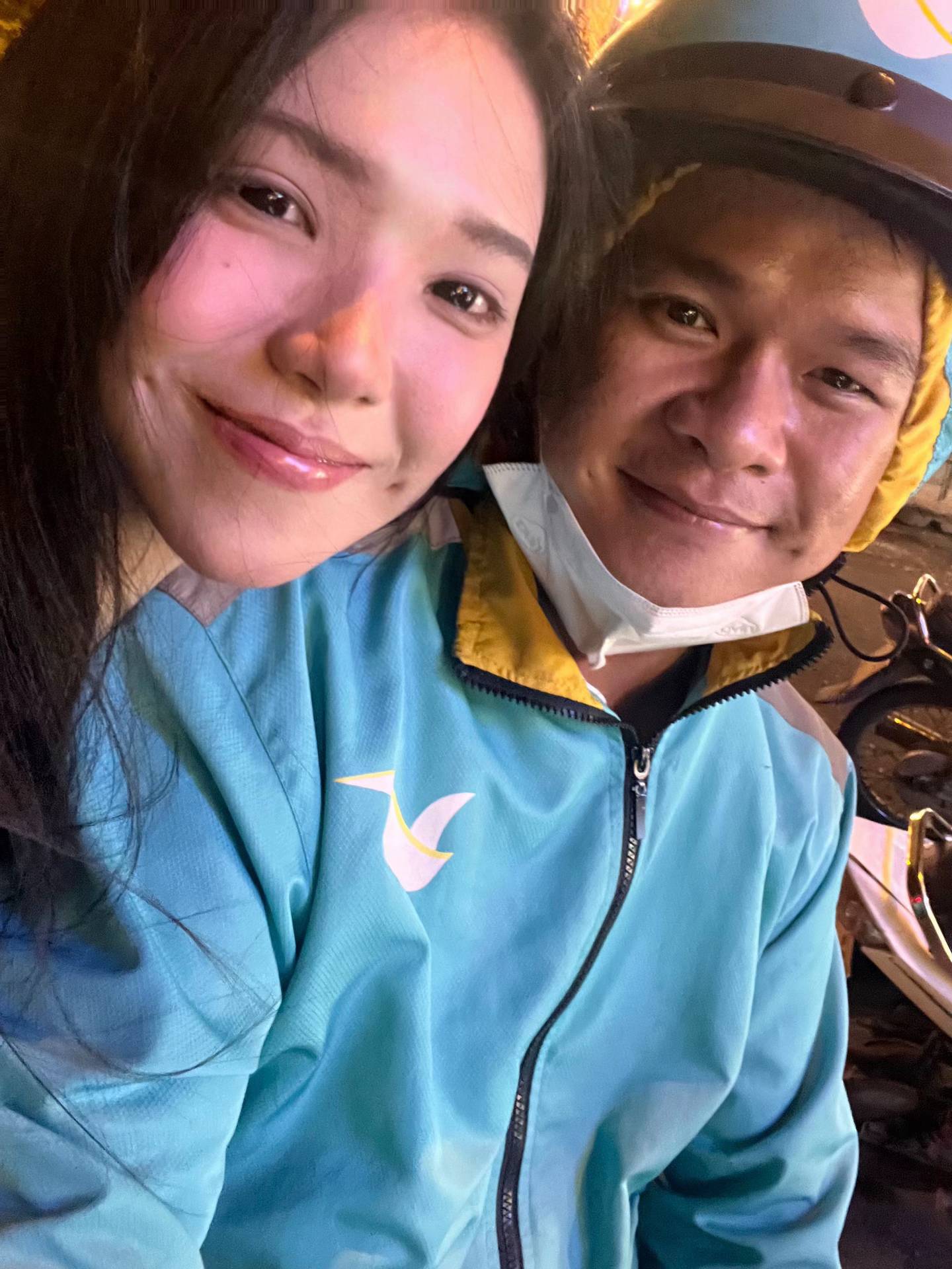 Ảnh chụp lúc 0h sáng của nữ sinh và anh xe ôm công nghệ ở TP.HCM: Hé lộ câu chuyện phía sau- Ảnh 1.