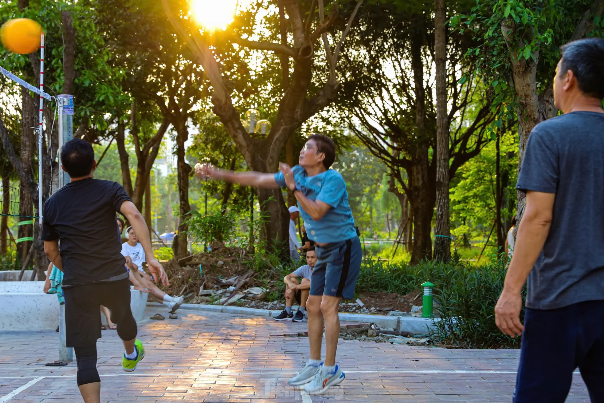 Người Hà Nội tập thể dục trong công trường xây dựng công viên- Ảnh 13. Người Hà Nội tập thể dục trong công trường xây dựng công viên- Ảnh 13.