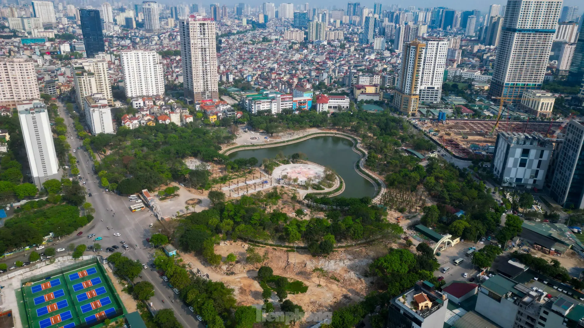 Người Hà Nội tập thể dục trong công trường xây dựng công viên- Ảnh 1. Người Hà Nội tập thể dục trong công trường xây dựng công viên- Ảnh 1.