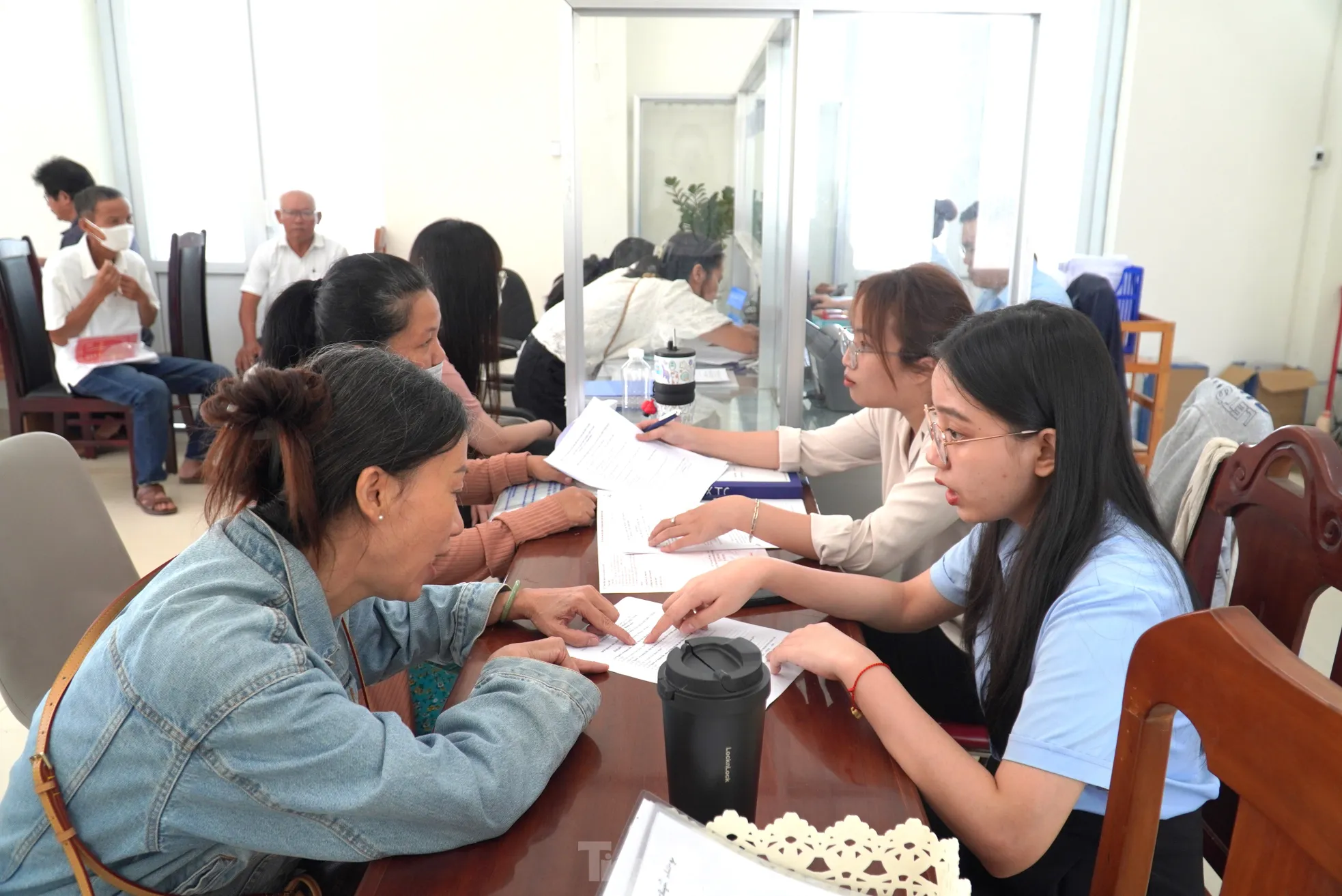 Ngày đi làm thủ tục đất đai ở phường- Ảnh 1.