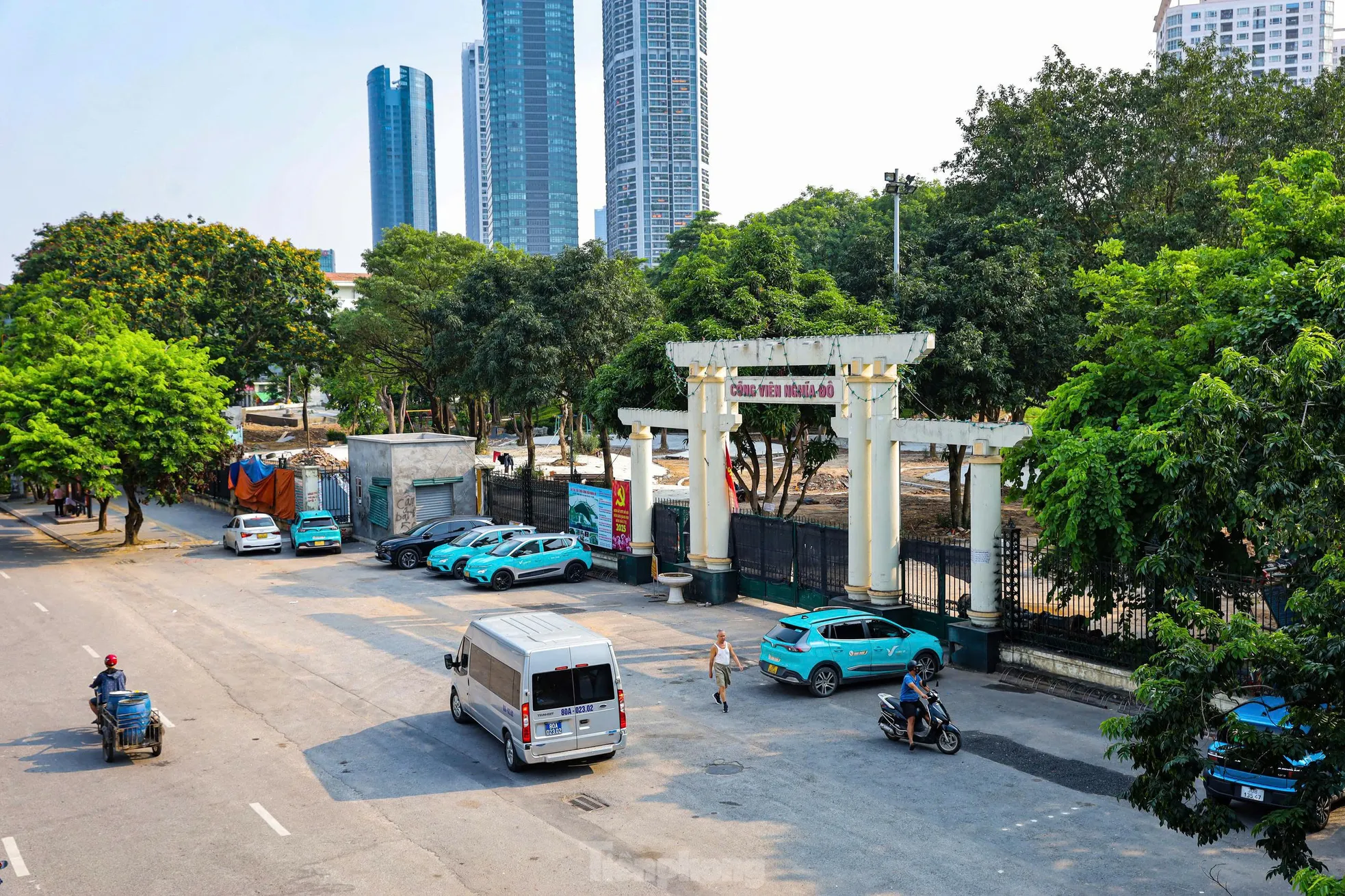 Người Hà Nội tập thể dục trong công trường xây dựng công viên- Ảnh 15. Người Hà Nội tập thể dục trong công trường xây dựng công viên- Ảnh 15.