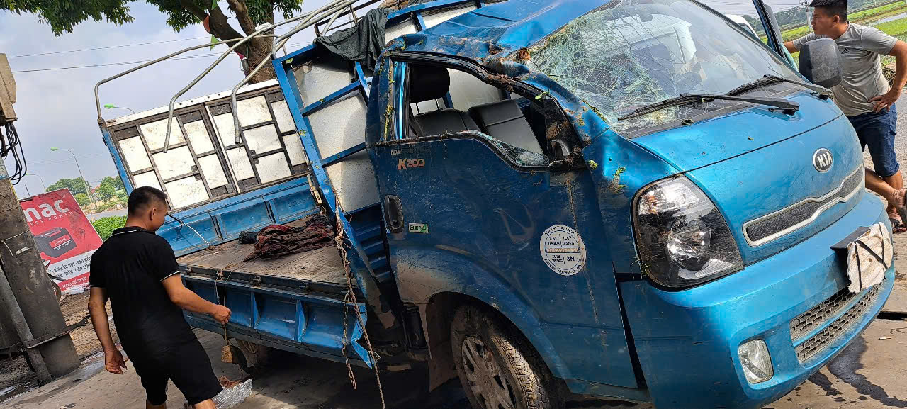 Hà Nội: Xe tải gặp nạn phải cẩu đi sửa, chủ xe khóc ròng khi quay lại đã bị “hôi” hết 4 tấn vải- Ảnh 2.