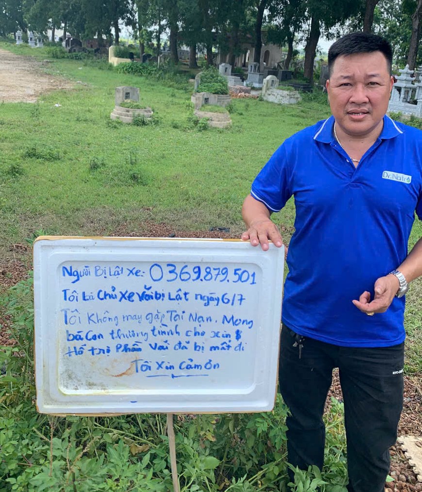 Vụ lật xe mất 4 tấn vải: Chủ hàng nhận được gần 10 triệu đồng từ nhiều số tài khoản lạ- Ảnh 1. Vụ lật xe mất 4 tấn vải: Chủ hàng nhận được gần 10 triệu đồng từ nhiều số tài khoản lạ- Ảnh 1.