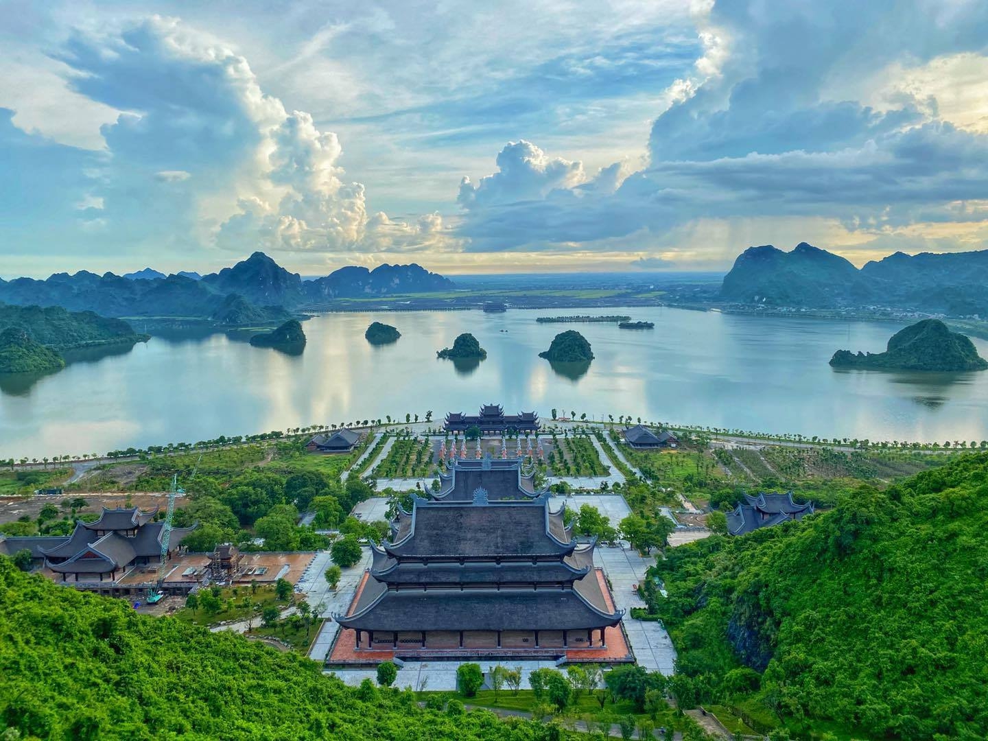 Sau khi sáp nhập, Ninh Bình có thêm 1 'mũi nhọn vàng' trị giá 11.000 tỷ của đại gia Xuân Trường: Vùng sình lầy hóa ‘Vịnh Hạ Long trên cạn’- Ảnh 1. Sau khi sáp nhập, Ninh Bình có thêm 1 'mũi nhọn vàng' trị giá 11.000 tỷ của đại gia Xuân Trường: Vùng sình lầy hóa ‘Vịnh Hạ Long trên cạn’- Ảnh 1.