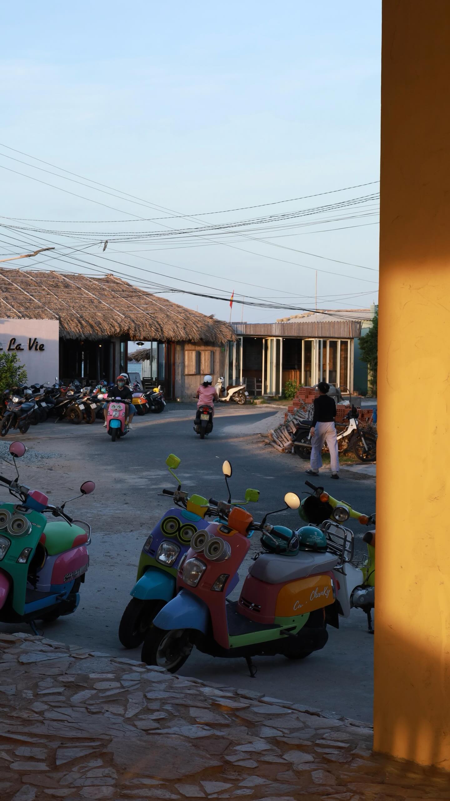 Khách Việt tốn 2 tiếng đồng ngồi tàu bị “sóng dập tả tơi” chỉ để đổi lại khung cảnh “tuyệt đối điện ảnh” này- Ảnh 11.