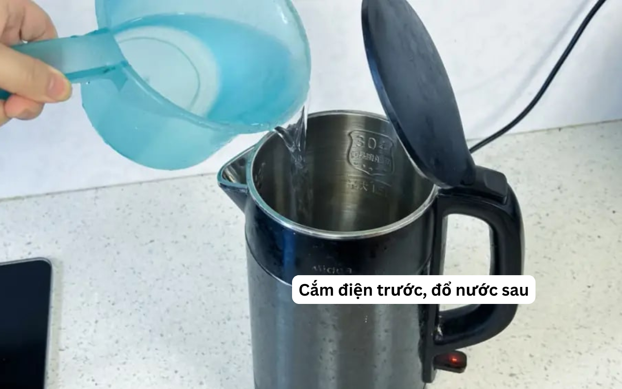 Cảnh báo 5 sai lầm tai hại khi dùng ấm siêu tốc: Số 4 nhiều người mắc, bác sĩ khuyên phải sửa gấp- Ảnh 2. Cảnh báo 5 sai lầm tai hại khi dùng ấm siêu tốc: Số 4 nhiều người mắc, bác sĩ khuyên phải sửa gấp- Ảnh 2.