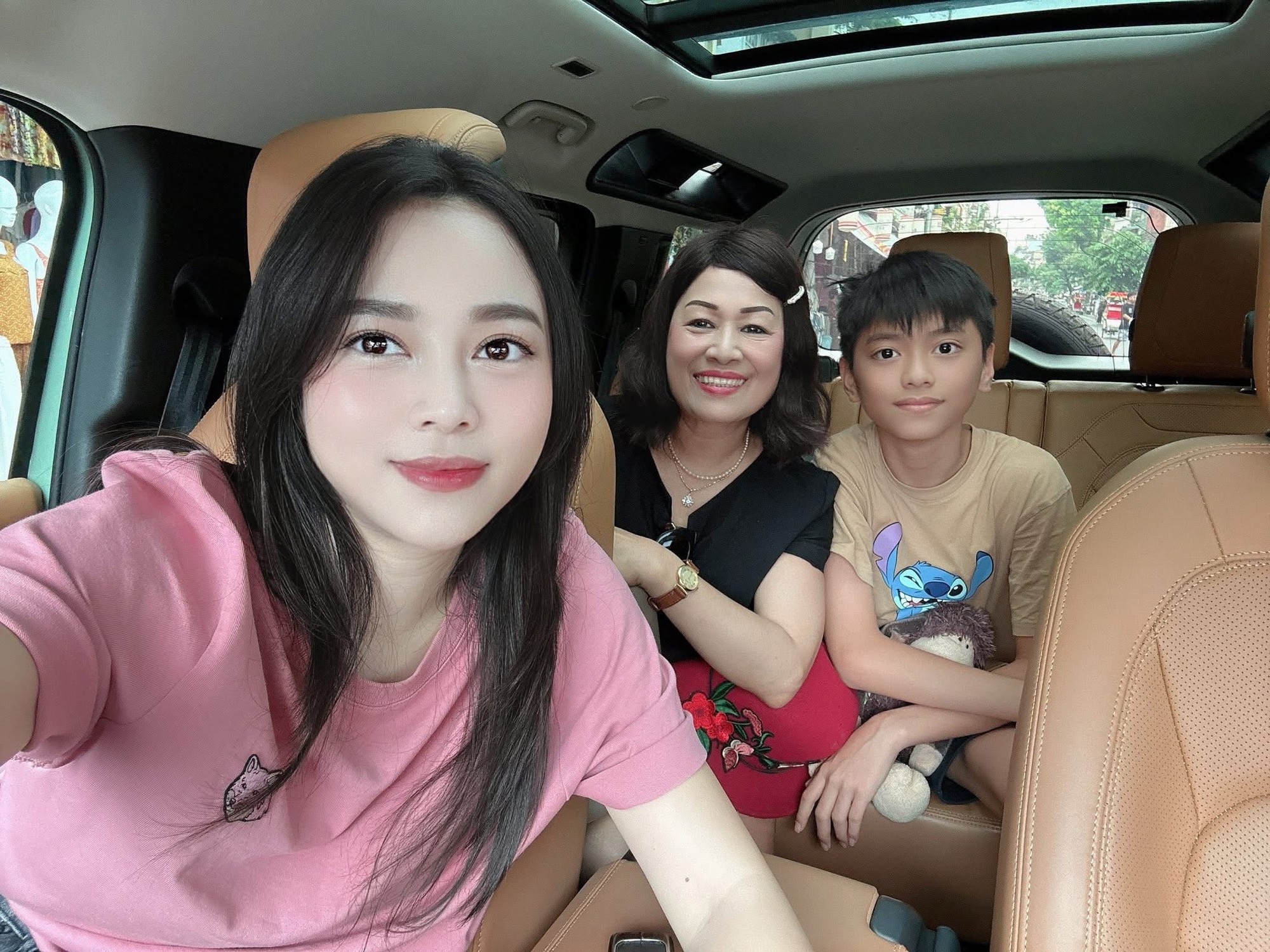Hot mom Hằng Túi khoe ảnh 3 thế hệ gia đình, dân tình ngạc nhiên với thân thế 2 "phú bà" ngồi cạnh nhau- Ảnh 2. Hot mom Hằng Túi khoe ảnh 3 thế hệ gia đình, dân tình ngạc nhiên với thân thế 2 "phú bà" ngồi cạnh nhau- Ảnh 2.