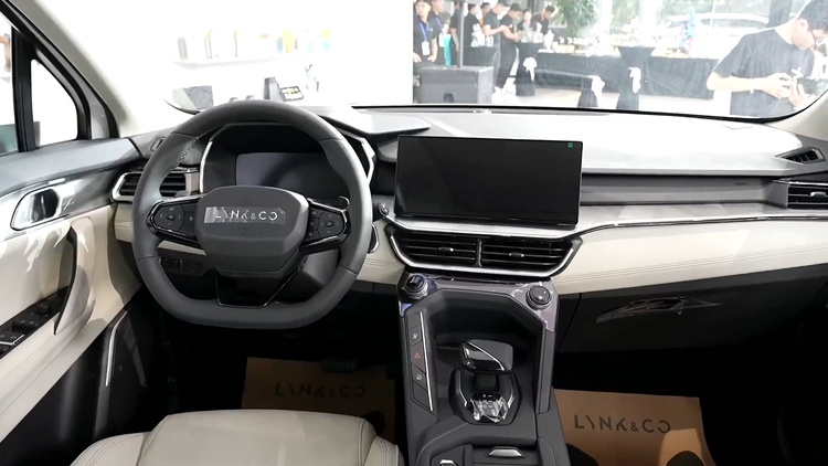 SUV hạng B Trung Quốc thêm phiên bản giá rẻ ở Việt Nam, "mềm" 50 triệu đồng- Ảnh 3. SUV hạng B Trung Quốc thêm phiên bản giá rẻ ở Việt Nam, "mềm" 50 triệu đồng- Ảnh 3.