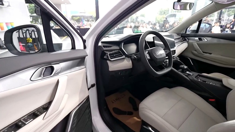 SUV hạng B Trung Quốc thêm phiên bản giá rẻ ở Việt Nam, "mềm" 50 triệu đồng- Ảnh 4. SUV hạng B Trung Quốc thêm phiên bản giá rẻ ở Việt Nam, "mềm" 50 triệu đồng- Ảnh 4.