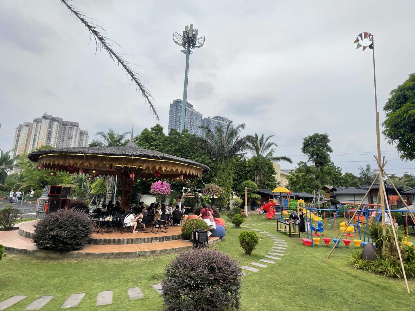 Check quán "cafe trải nghiệm" rộng thênh thang ngay giữa Hà Nội: Đảm bảo con thích mê, còn bố mẹ thì mệt bở hơi tai!- Ảnh 1.