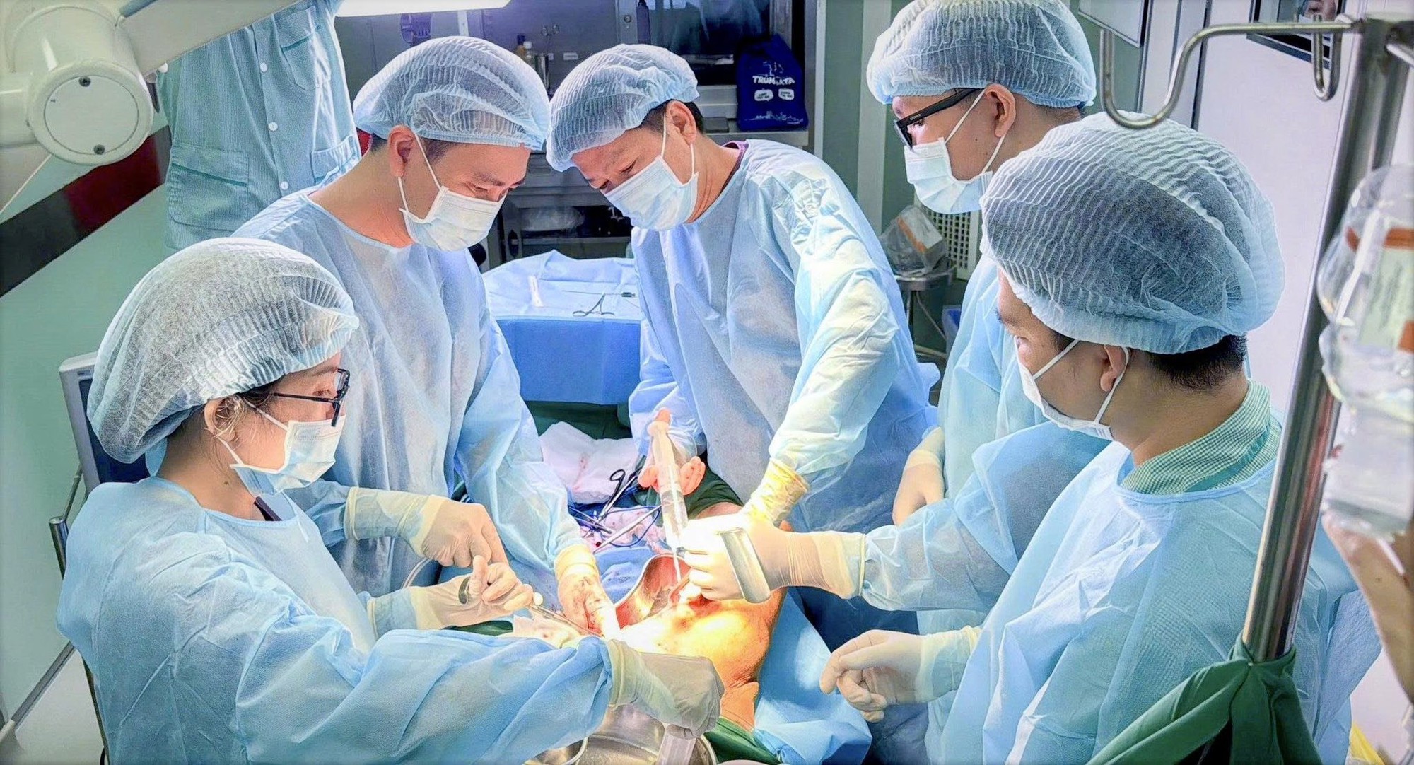 Tiêm filler toàn thân, cô gái trẻ hoại tử đùi, trải qua 60 ca mổ khóc lóc cầu cứu bác sĩ: "Khâu lại giúp, con đau lắm"- Ảnh 2. Tiêm filler toàn thân, cô gái trẻ hoại tử đùi, trải qua 60 ca mổ khóc lóc cầu cứu bác sĩ: "Khâu lại giúp, con đau lắm"- Ảnh 2.