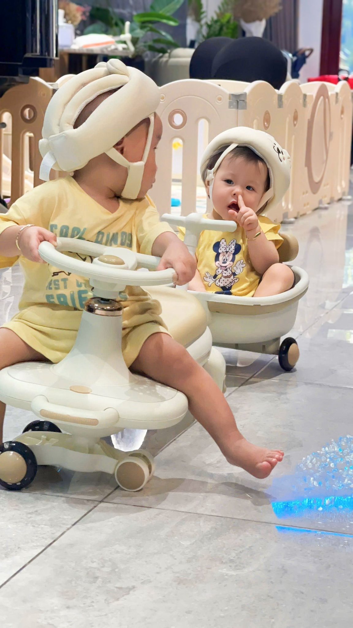 Hai nhóc tỳ nhà Phương Oanh - shark Bình khiến dân mạng cười ngất: Người thì nghiêm túc, người thì lầy hết nấc- Ảnh 5. Hai nhóc tỳ nhà Phương Oanh - shark Bình khiến dân mạng cười ngất: Người thì nghiêm túc, người thì lầy hết nấc- Ảnh 5.