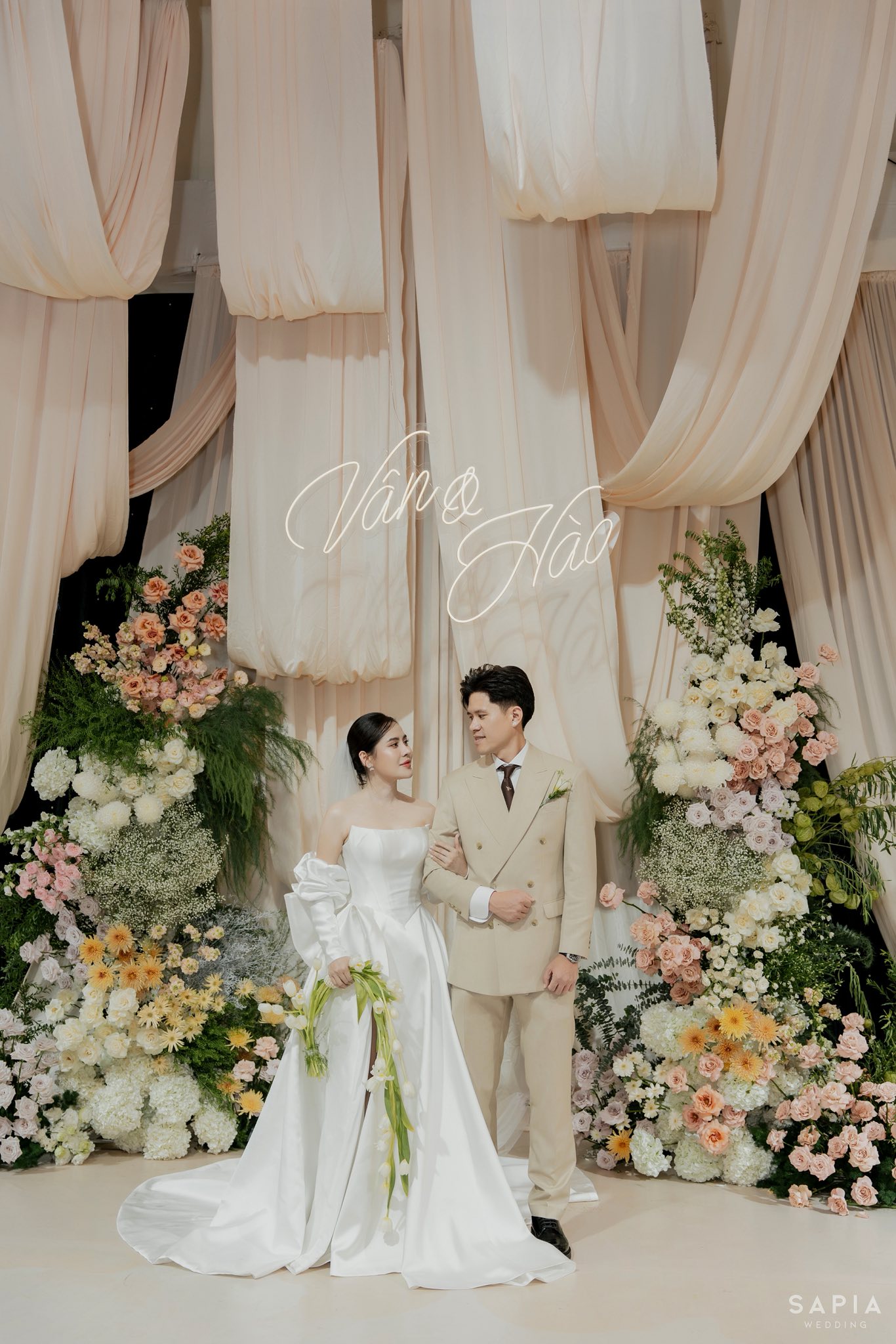 Ảnh nét căng trung vệ ĐT Việt Nam cưới mẹ đơn thân, đám cưới xa hoa nhất nhì làng bóng Việt- Ảnh 7. Ảnh nét căng trung vệ ĐT Việt Nam cưới mẹ đơn thân, đám cưới xa hoa nhất nhì làng bóng Việt- Ảnh 7.