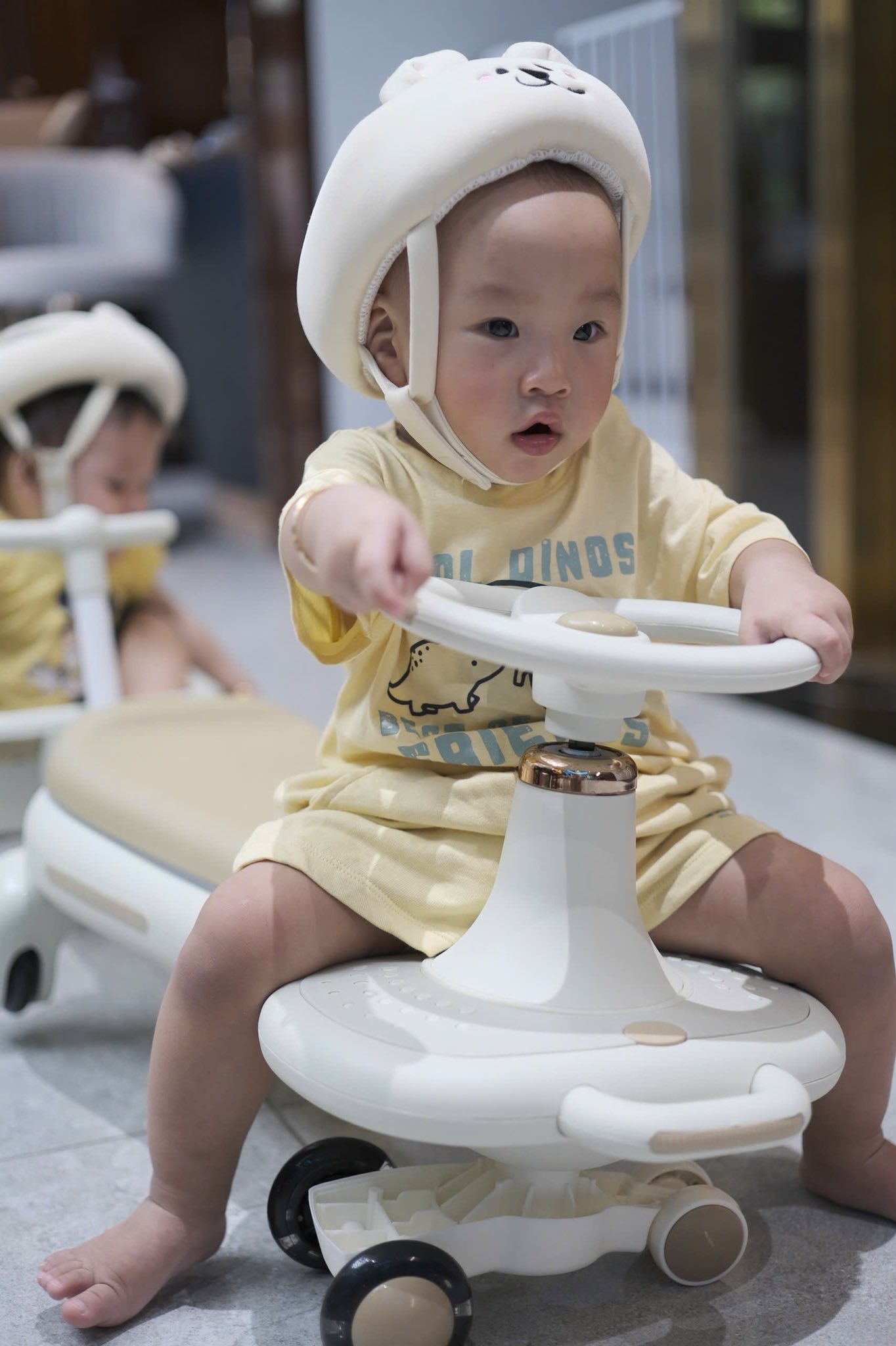 Hai nhóc tỳ nhà Phương Oanh - shark Bình khiến dân mạng cười ngất: Người thì nghiêm túc, người thì lầy hết nấc- Ảnh 2. Hai nhóc tỳ nhà Phương Oanh - shark Bình khiến dân mạng cười ngất: Người thì nghiêm túc, người thì lầy hết nấc- Ảnh 2.