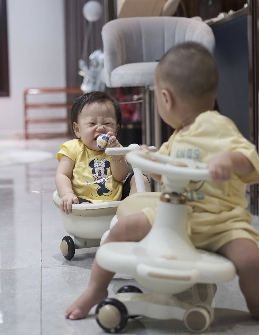 Hai nhóc tỳ nhà Phương Oanh - shark Bình khiến dân mạng cười ngất: Người thì nghiêm túc, người thì lầy hết nấc- Ảnh 4. Hai nhóc tỳ nhà Phương Oanh - shark Bình khiến dân mạng cười ngất: Người thì nghiêm túc, người thì lầy hết nấc- Ảnh 4.