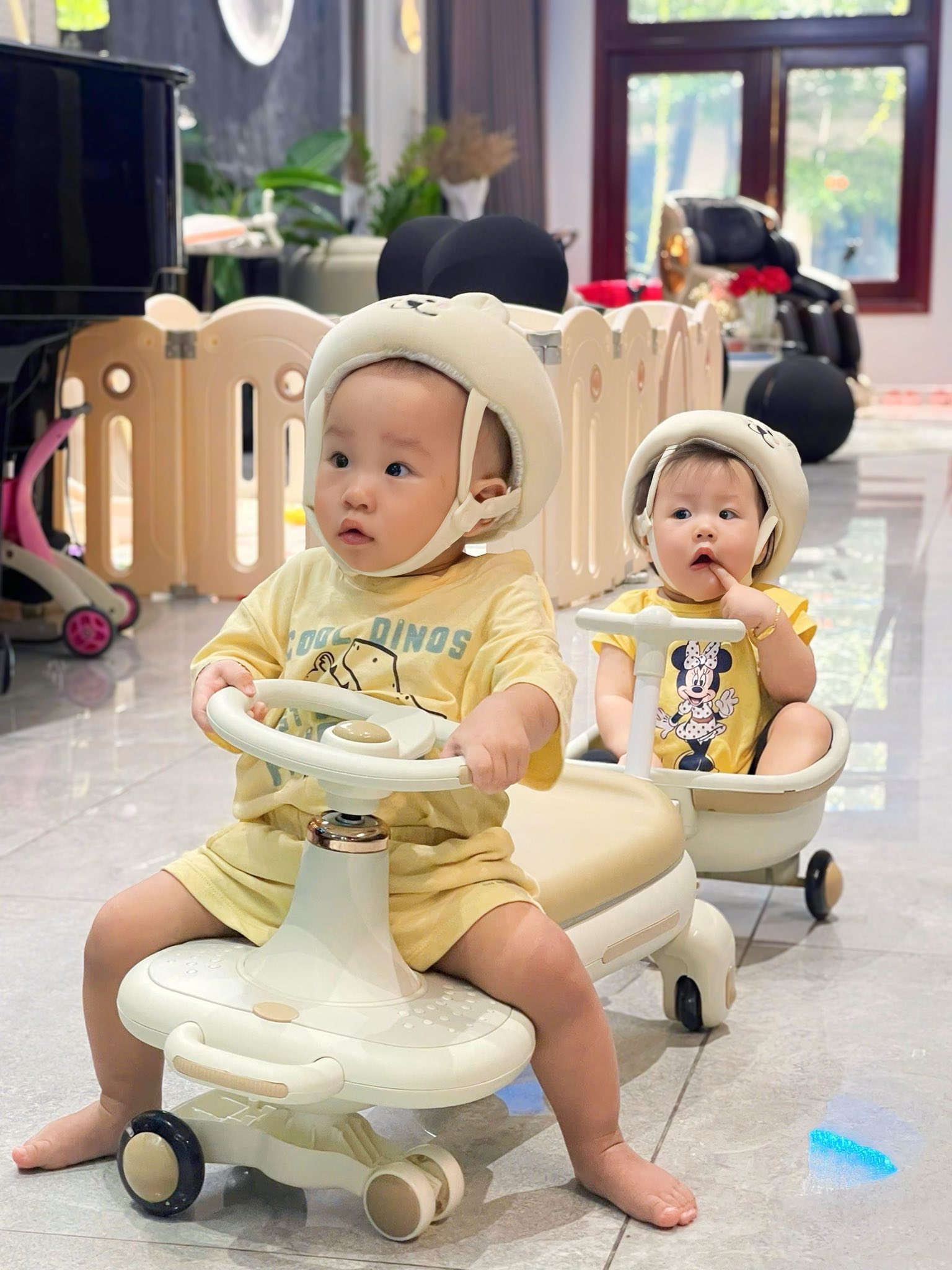 Hai nhóc tỳ nhà Phương Oanh - shark Bình khiến dân mạng cười ngất: Người thì nghiêm túc, người thì lầy hết nấc- Ảnh 3. Hai nhóc tỳ nhà Phương Oanh - shark Bình khiến dân mạng cười ngất: Người thì nghiêm túc, người thì lầy hết nấc- Ảnh 3.